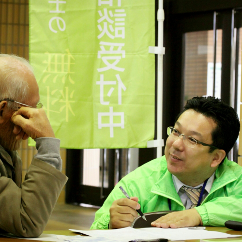 スタッフが悩みを聞いている様子