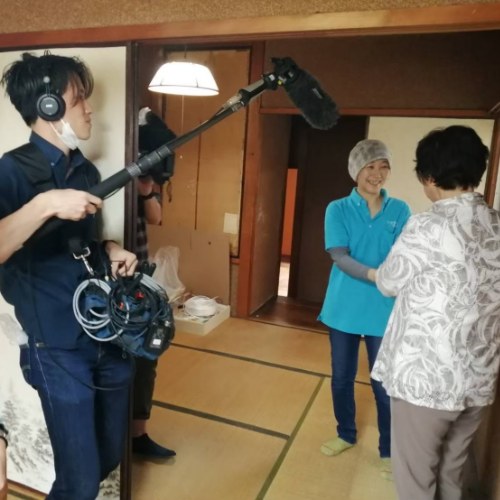 スタッフがインタビューしている様子