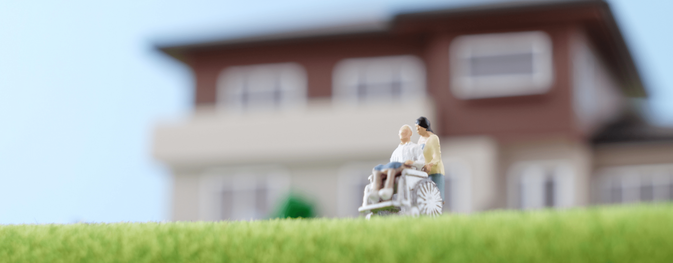 家の前で介護している写真