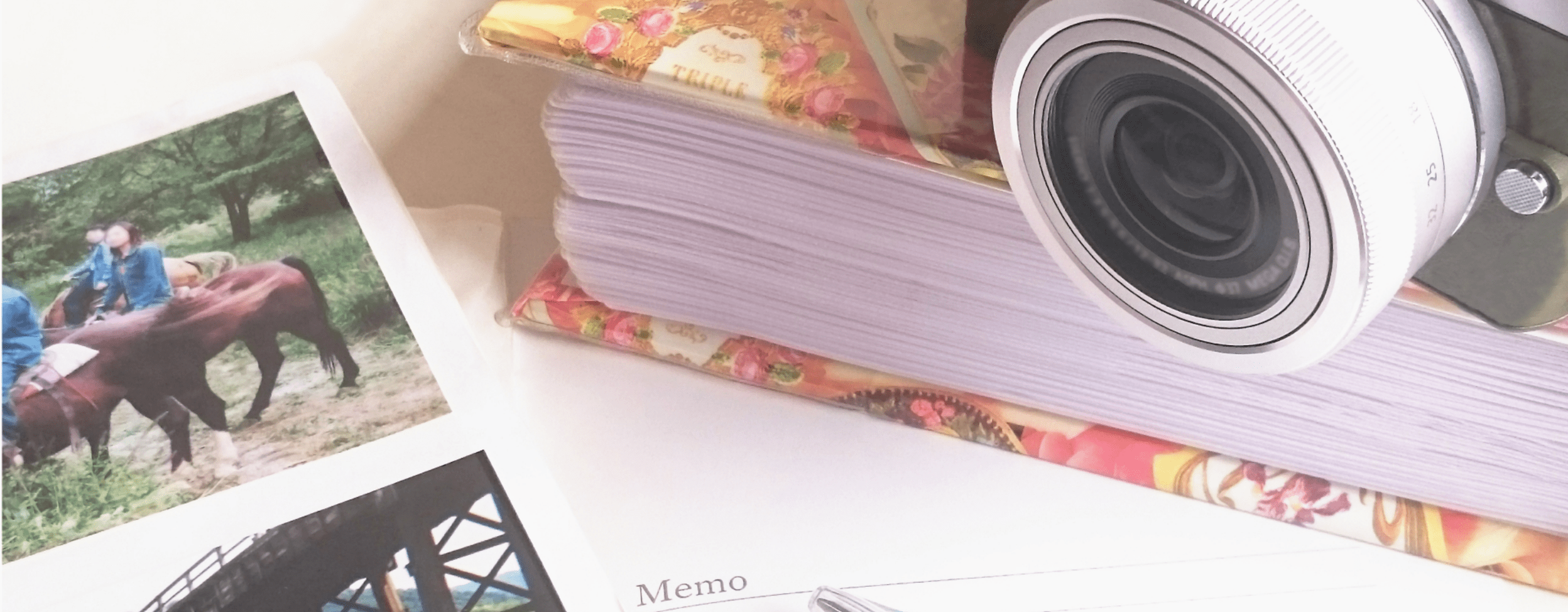 家と箒が写っている写真