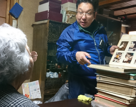 スタッフが写真整理を手伝っている写真