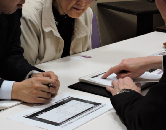 提案を聞いている風景