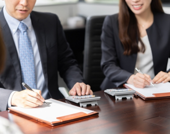 相続に関する提案している様子