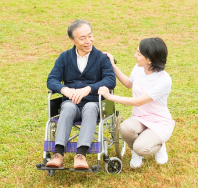 女性が介護している写真