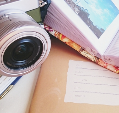 カメラとアルバムの写真