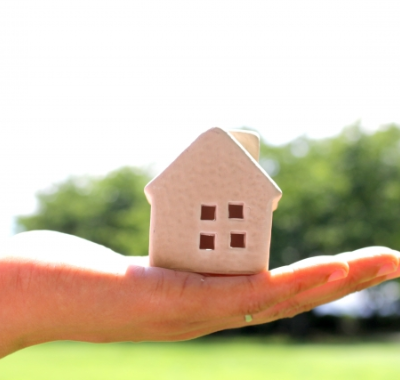 掌にお家が乗っている写真